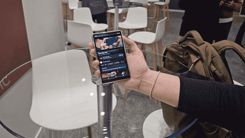 Motorolas Rizr ist als Konzepttelefon mit aufrollbarem Bildschirm zurueck