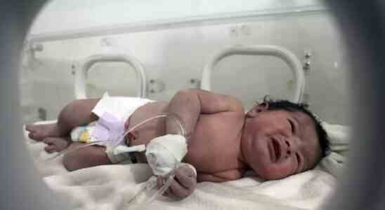 Neugeborenes und Kleinkind in einer vom Erdbeben betroffenen syrischen Stadt