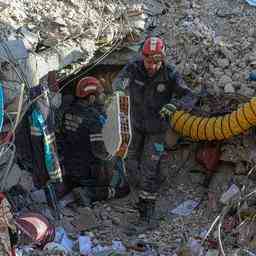 Niederlaendisches Team rettet neun Tage nach Beben vier Menschen lebend