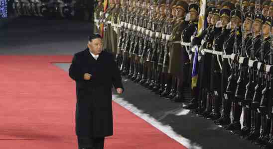 Nordkoreas Kim Jong Un ueberwacht grosse Militaerparade