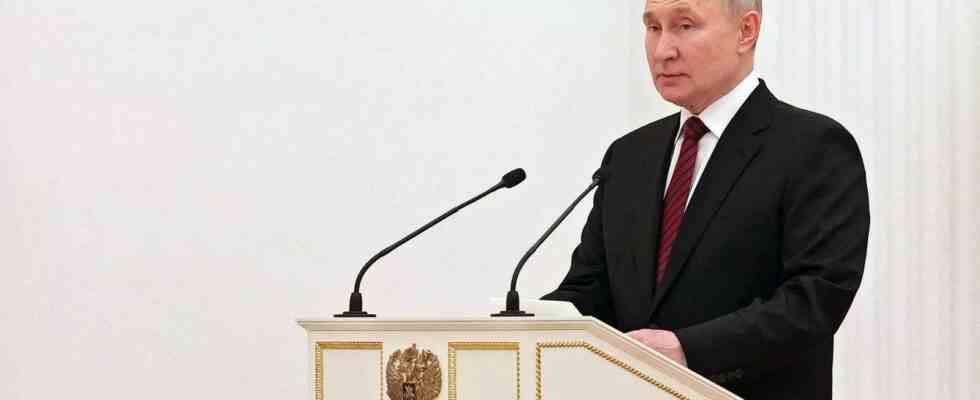 Putin Kreml weist Behauptungen zurueck Putin sei am Abschuss von