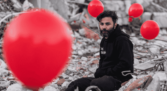 Rote Luftballons markieren Jugendliche die bei dem verheerenden Erdbeben in