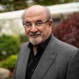 Salman Rushdie gibt erstes Interview nach Attacke „Sehr schwer zu