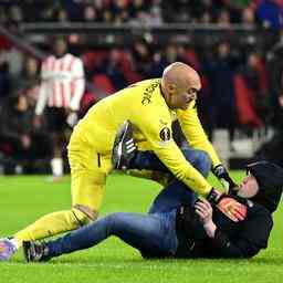 Sevilla Trainer Sampaoli prangert PSV Fan an der Torhueter angegriffen hat „Stoerend