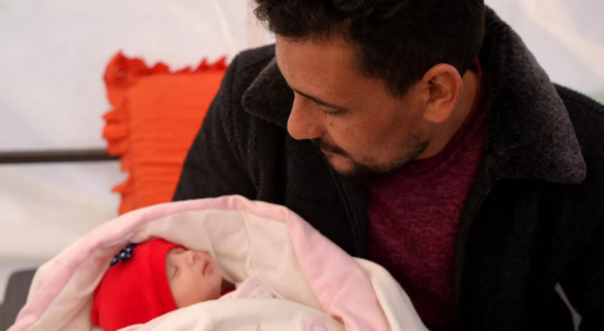Syrien Syrische Familie nimmt „Wunderbaby auf das unter Erdbebentruemmern geboren