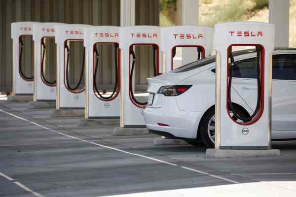 Tesla das seine Supercharger fuer alle Elektrofahrzeuge oeffnet koennte ein