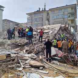Tote und Dutzende Verletzte bei neuem Erdbeben im Suedosten der