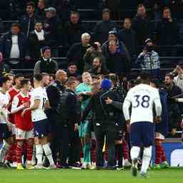 Tottenham Anhaenger gibt zu Arsenal Torhueter Ramsdale getreten zu haben Fussball