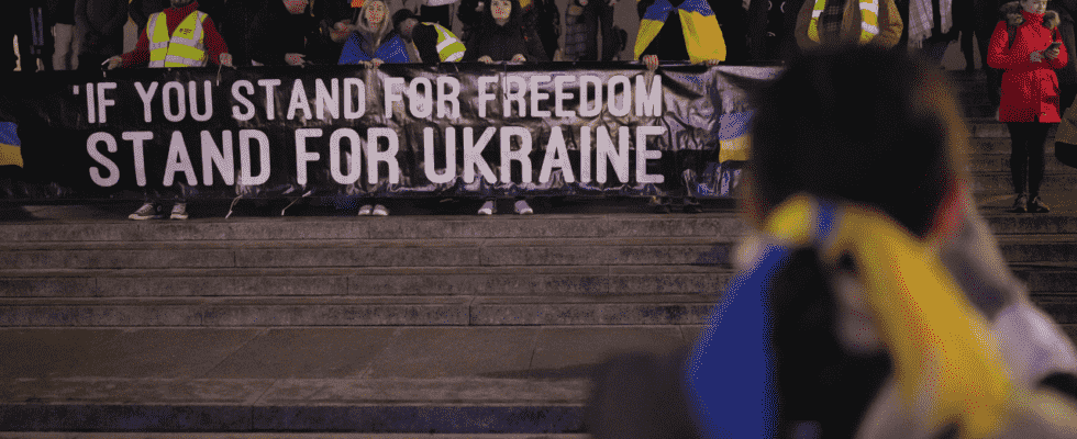 Ukraine Wahrzeichen angezuendet Mahnwachen anlaesslich des ersten Jahrestags des russisch ukrainischen