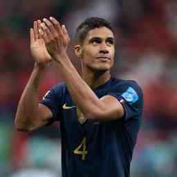 Varane 29 ueberrascht und stoppt als Nationalspieler von Frankreich