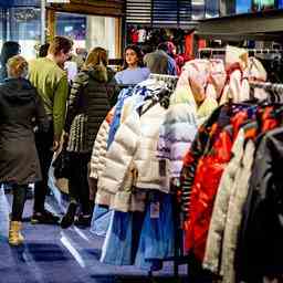 Verbraucher kaufen hauptsaechlich Kleidung und Schuhe im Geschaeft Wirtschaft