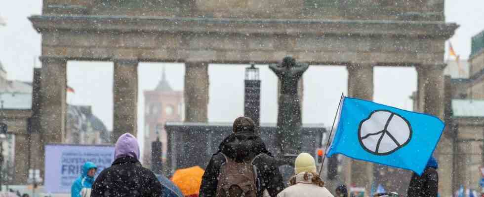 Viele Ukraine Demonstrationen weltweit ein Jahr nach Kriegsbeginn Im Ausland