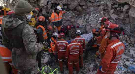 Zahl der Erdbebentoten uebersteigt 45000 viele werden noch in abgeflachten