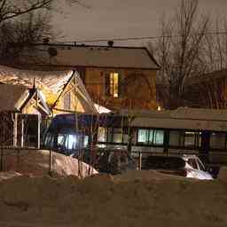 Zwei Kinder starben weil Bus in Kindertagesstaette in Kanada stuerzt