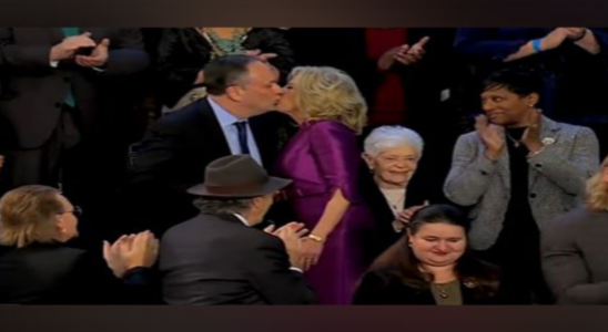 „Smooch of the Union US First Lady stiehlt mit eigensinnigem Kuss