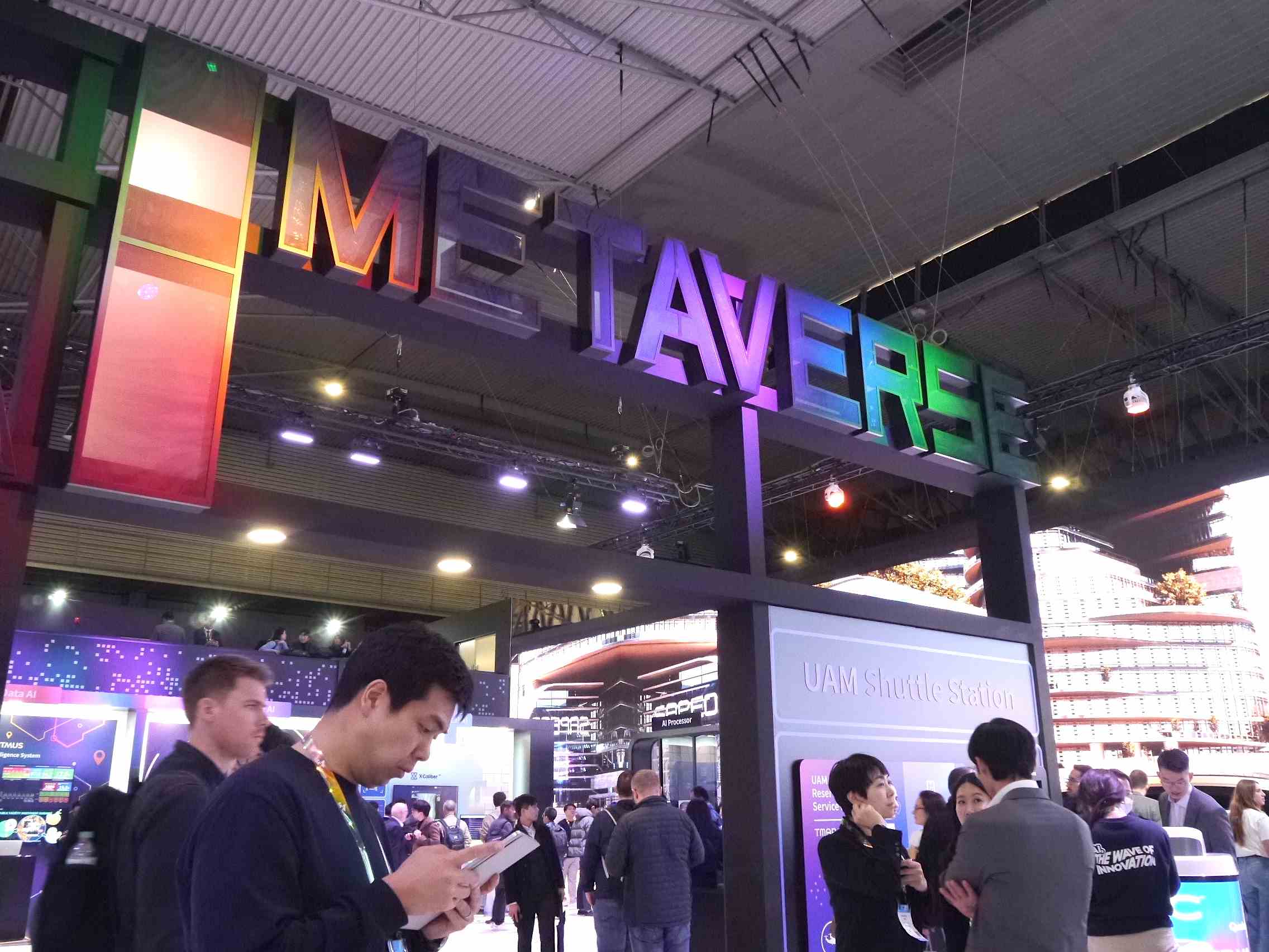 Ein farbenfrohes „Metaverse“-Logo wird auf einem Stand auf der Messe MWC 2023 in Barcelona gezeigt