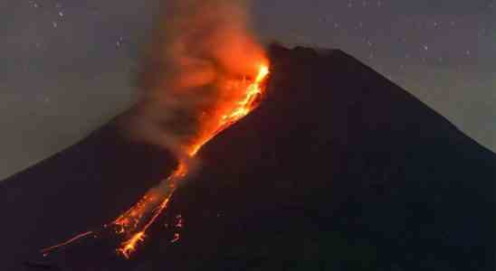1679141200 Merapi Der indonesische Vulkan Merapi bricht aus und spuckt heisse