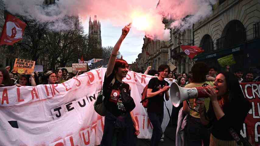 1680007718 959 Franzoesische Proteste und Unruhen wegen Rentenplaenen Folgendes ist los