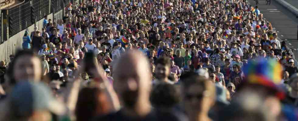 50000 nehmen an der WorldPride Parade in Sydney teil