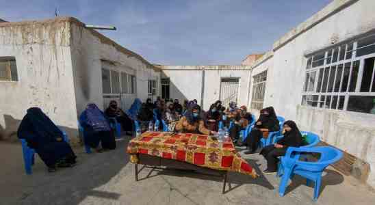 Afghanische Familien fordern die Taliban auf Schulen fuer Maedchen ab