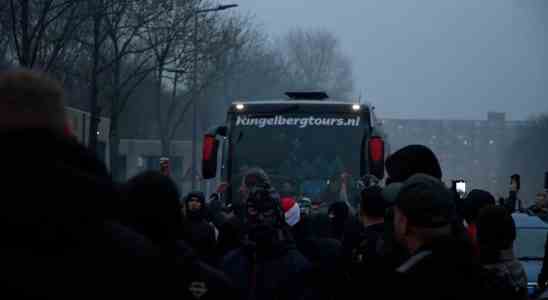 Auch nach einer Traumwoche ueberlaesst Feyenoord Trainer Slot die Bravour gerne