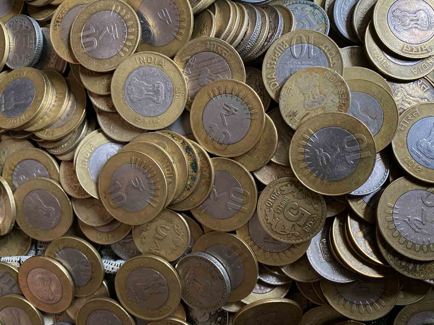 Haufen indischer Münzen