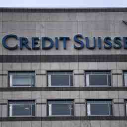 Die Schweizer Grossbank UBS moechte den angeschlagenen Konkurrenten Credit Suisse