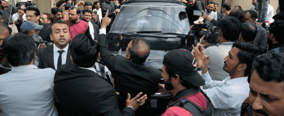 Die pakistanische Polizei geht vor der Kundgebung in Minar e Pakistan hart