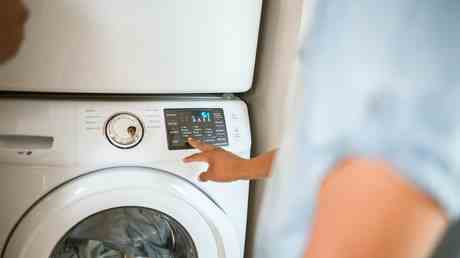 EU Staat fordert Buerger auf das Waschen von Kleidung einzuschraenken —