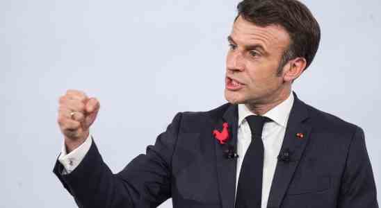 Emmanuel Macron zu Wort waehrend die Wut ueber die Rentenreform