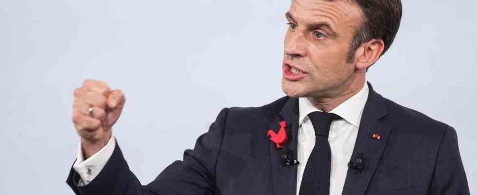 Emmanuel Macron zu Wort waehrend die Wut ueber die Rentenreform