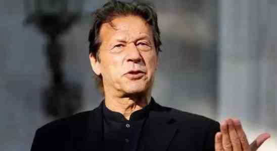 Fahrzeug im Konvoi des ehemaligen pakistanischen Premierministers Imran Khan verunglueckt