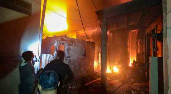 Feuer in indonesischem Oeldepot toetet 17 Tausende evakuiert