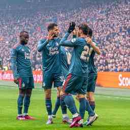 Feyenoord macht mit dem ersten Auswaertssieg gegen Ajax seit achtzehn