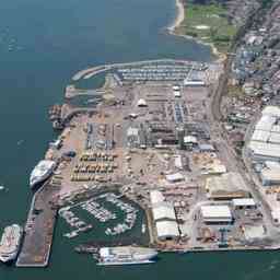 Fluessigkeitsleck im suedenglischen Hafen von Poole Harbour aufgrund einer defekten