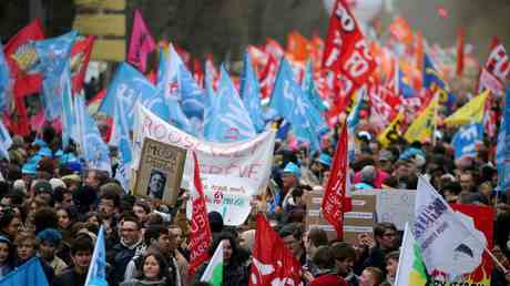Frankreich durch Proteste zur Rentenreform gelaehmt — World