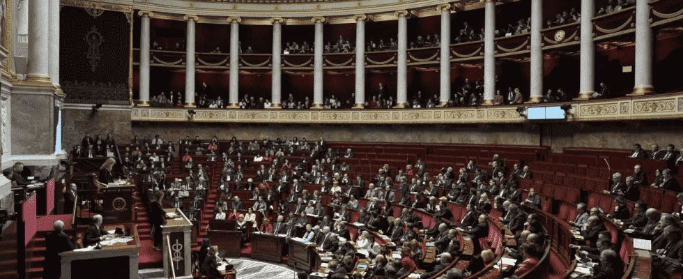 Frankreichs Regierung uebersteht einen Misstrauensantrag