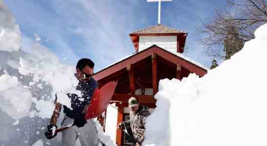 Freiwillige in Bergstaedten graben schneebedeckte Kalifornier aus