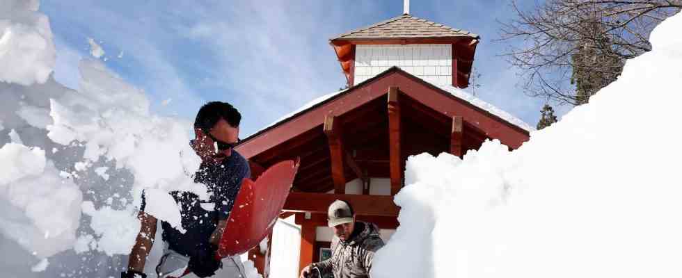 Freiwillige in Bergstaedten graben schneebedeckte Kalifornier aus