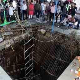 Glaeubige stuerzen gut in Hindu Tempel Indien 35 Tote Im