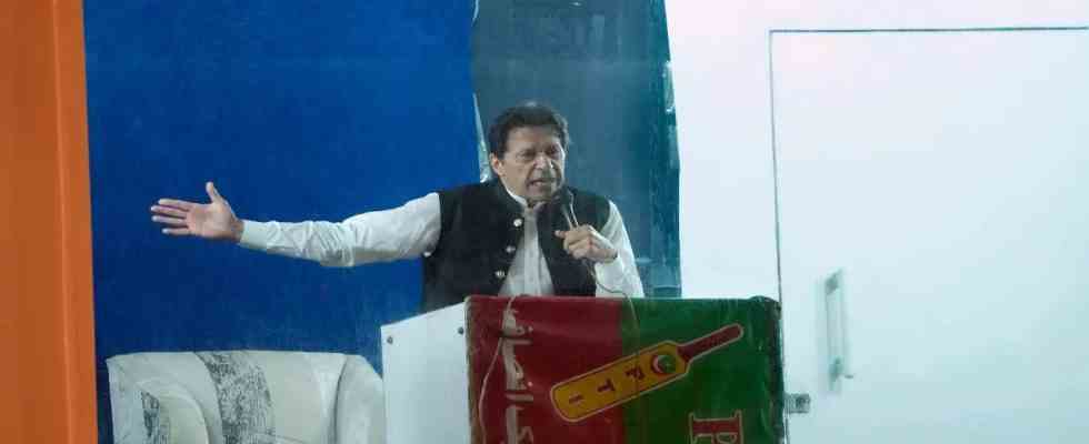 Imran Khan legt bei der Kundgebung in Lahore einen wirtschaftlichen