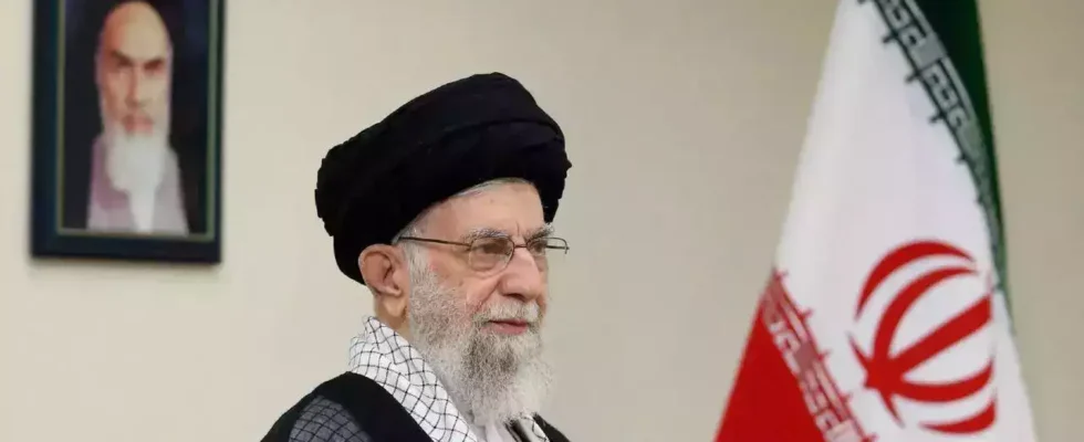 Irans oberster Fuehrer Ayatollah Ali Khamenei sagt mutmassliche Vergiftungen seien.webp