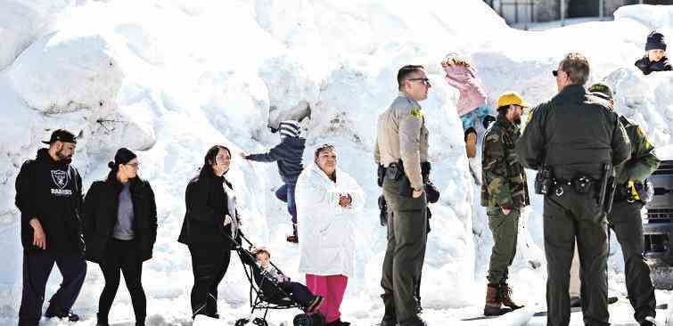 Kalifornien In Suedkalifornien hat der Schnee Menschen tagelang eingeschlossen
