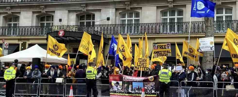 Khalistan Pro Khalistan Demonstranten haben sich vor dem India House in London