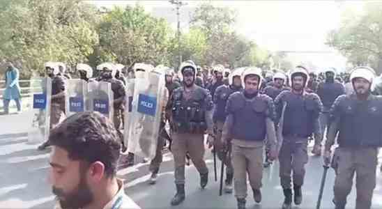 Khan Unterstuetzer von Imran Khan stossen mit der Polizei zusammen
