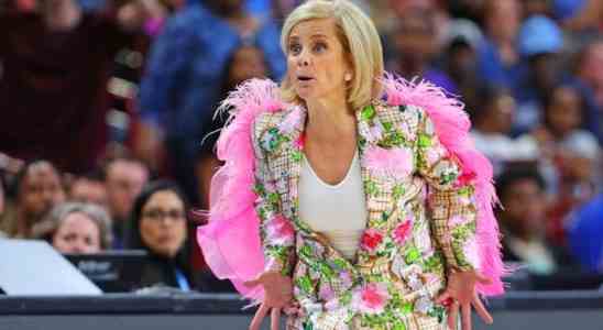 Kim Mulkey Anti LGBTQ Basketballtrainerin fuer Frauen wird wegen des neuesten Outfits