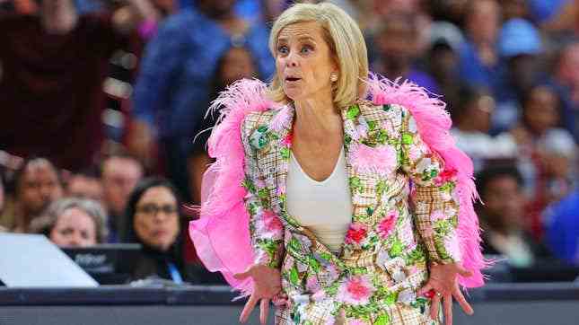 Kim Mulkey Anti LGBTQ Basketballtrainerin fuer Frauen wird wegen des neuesten Outfits