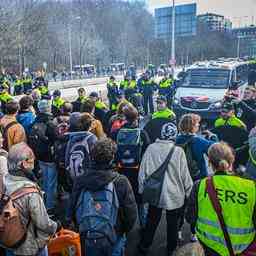 Klimaaktivisten durchbrechen Polizeidemonstration an der A12 Inland