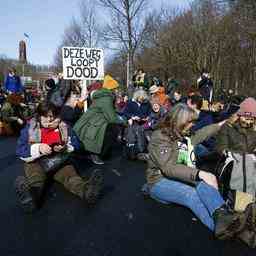Klimaaktivisten durchbrechen Polizeidemonstration und blockieren A12 in Den Haag