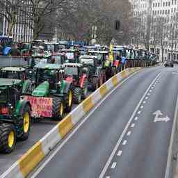 Landwirte mit mehr als 2700 Traktoren versammelten sich in Bruessel